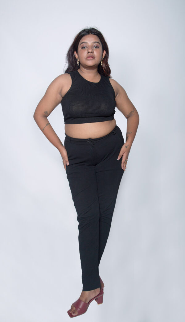 BLACK SLEEVELESS TOP