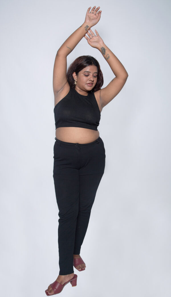 BLACK SLEEVELESS TOP - Image 3